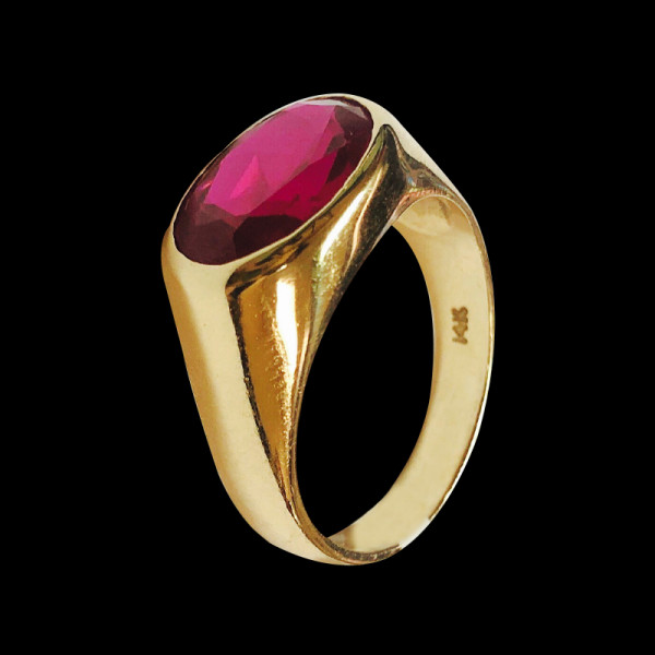 Anillo de hombre de oro con piedra roja